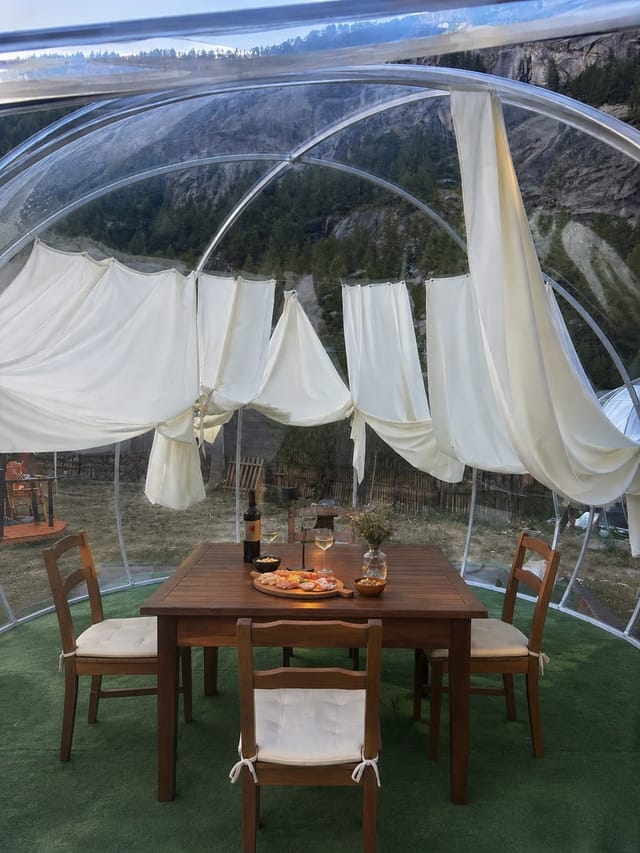 Aperitivo servito nella bolla con tende chiare