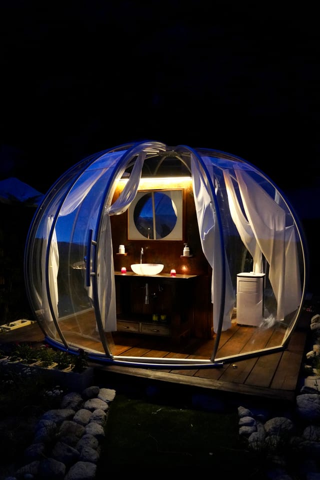 Interno della bolla con zona lavabo e vista sulle montagne