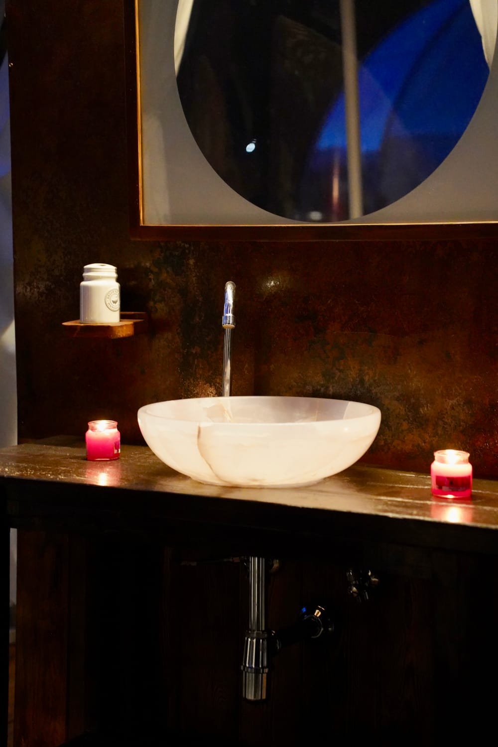 Dettaglio del lavabo in pietra con candela