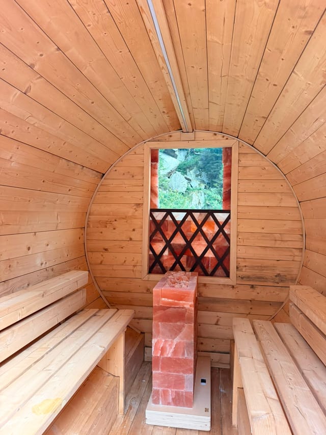 Interno della grotta di sale nella botte in legno