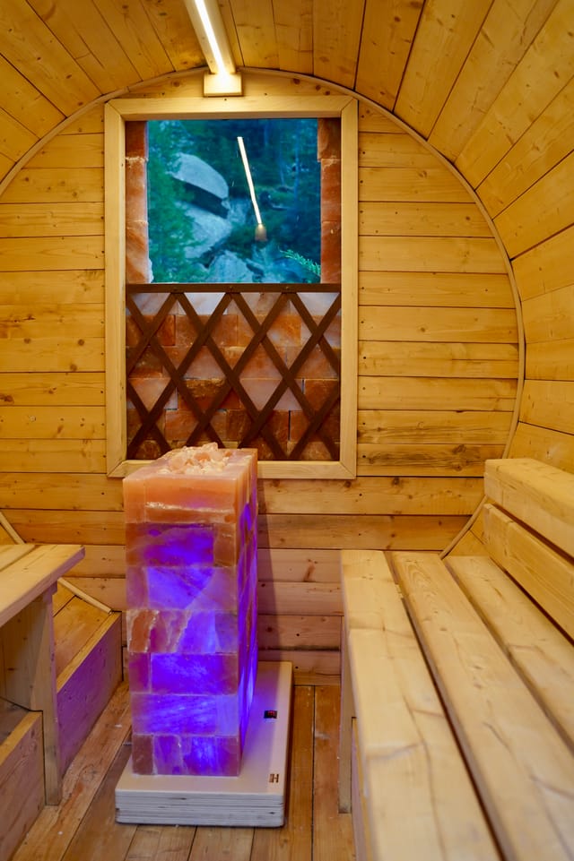 Lampada di sale in ambiente benessere in legno
