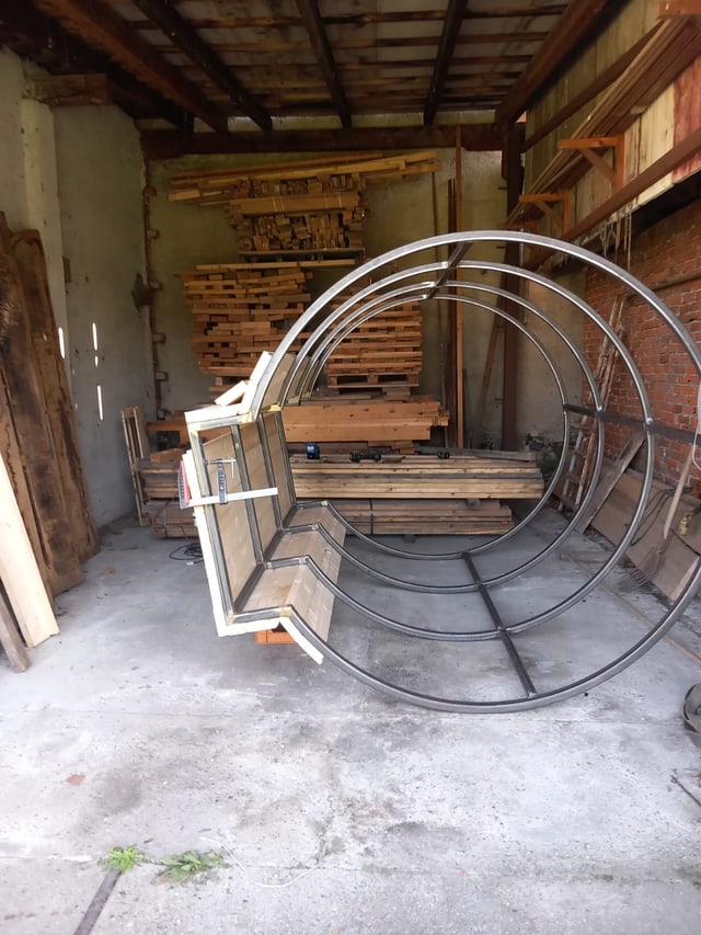 Cerchiature in acciaio della sauna a botte prima del rivestimento in legno
