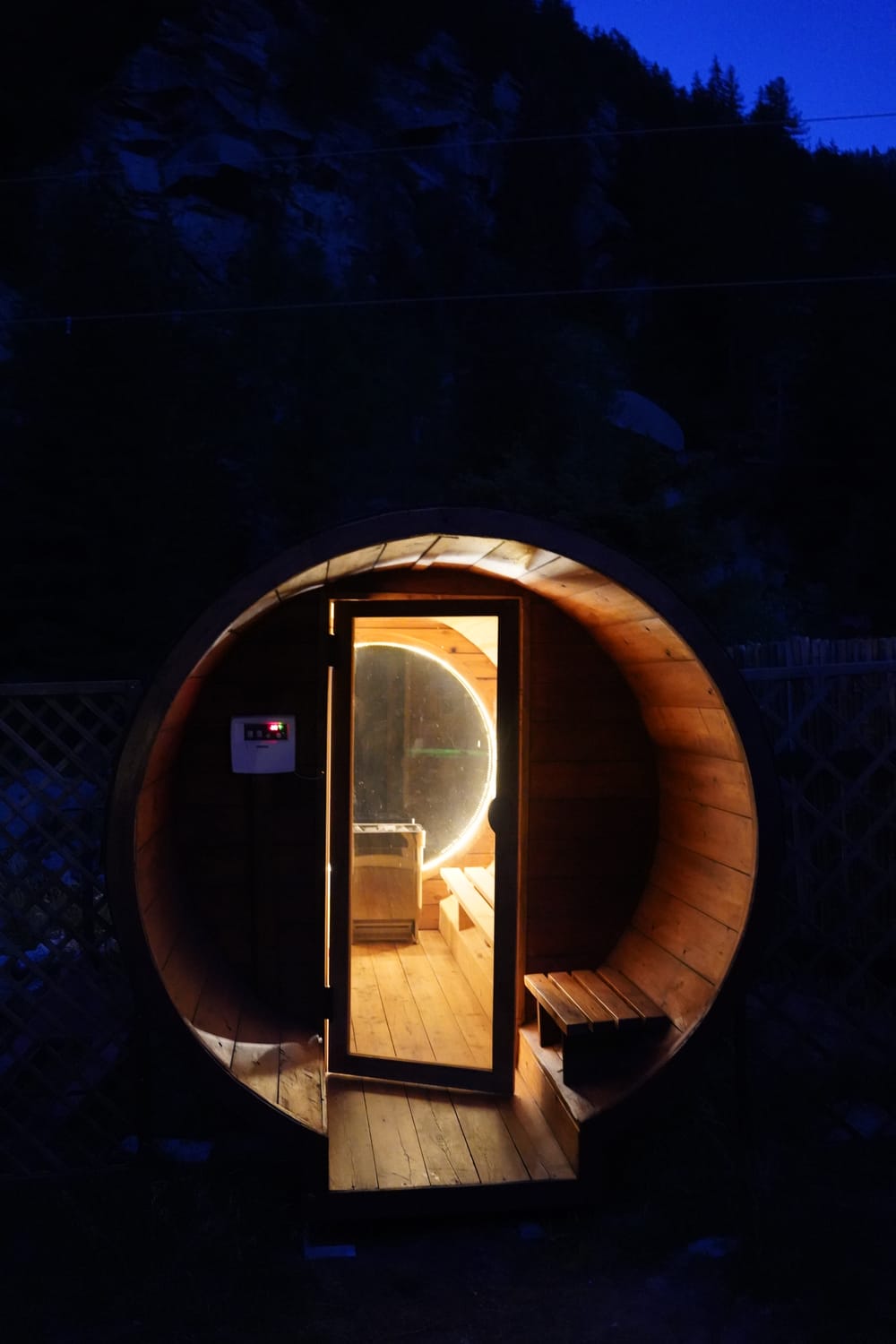 Ingresso della sauna a botte in legno con oblò