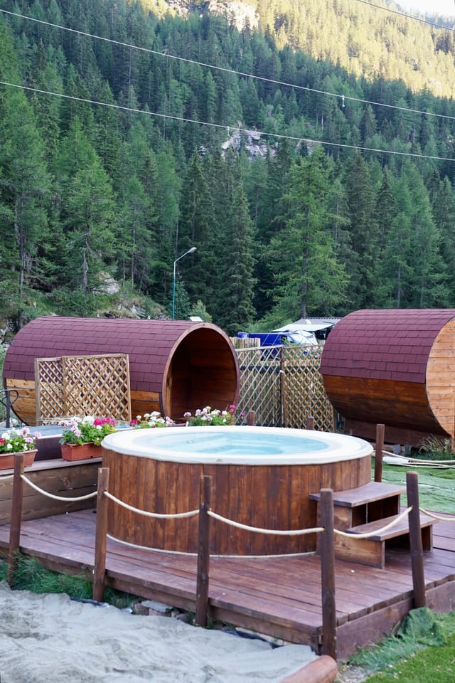 Sauna a botte e vasca esterna di giorno