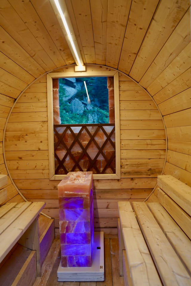 Interno della sauna con blocco di sale e oblò