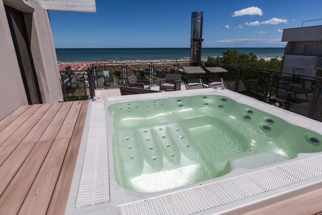 Vasca idromassaggio su una terrazza affacciata sulla spiaggia